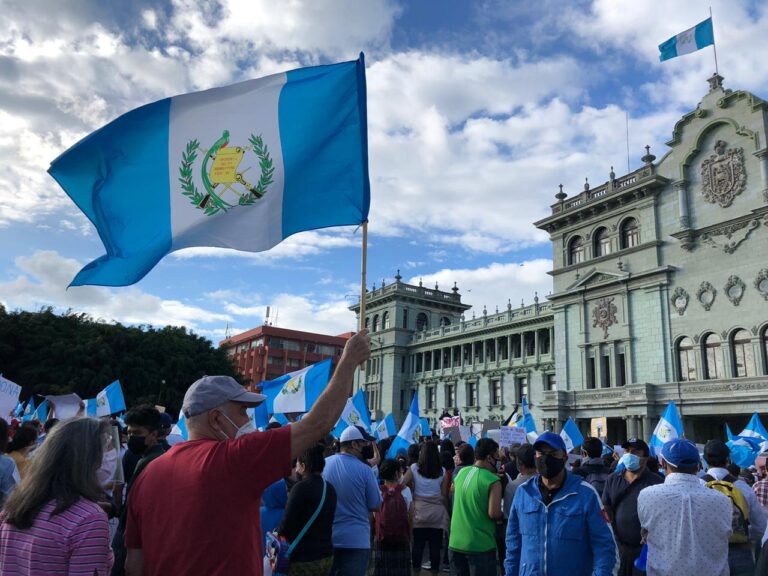 Manifestantes en la Plaza de la Constitución (Ciudad de Guatemala)
